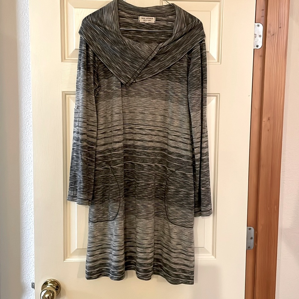 Women’s Max Studio weekend dress. Sz M. Grey and Black.